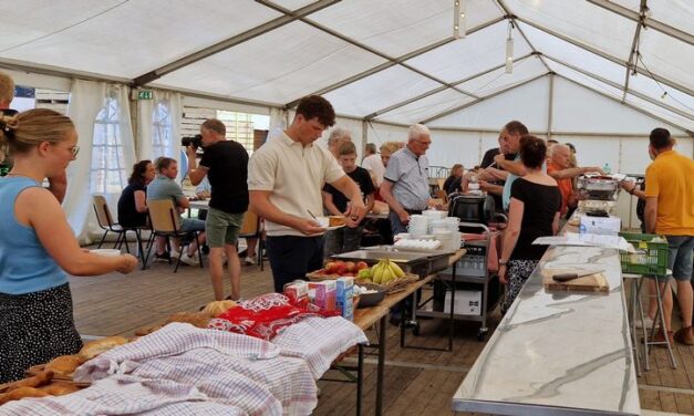 Inwoners Erm/Achterste Erm genieten van dorpslunch