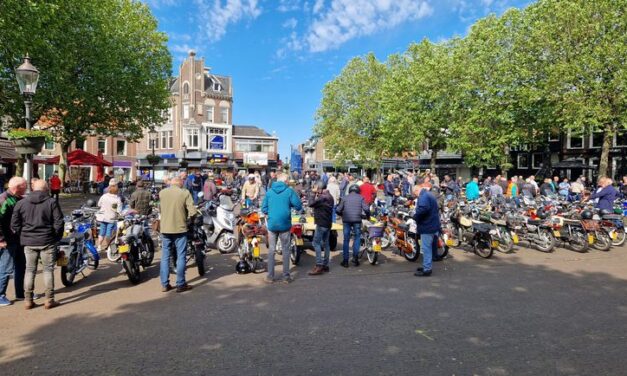 Oldtimerbrommers vertrekken vanaf Markt voor toertocht