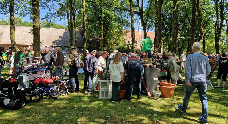 Drukte op rommelmarkt Crescendo