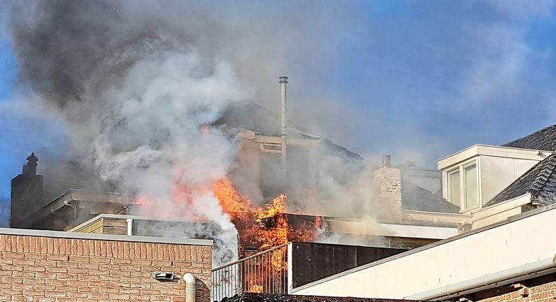 Uitslaande brand in Friesestraat
