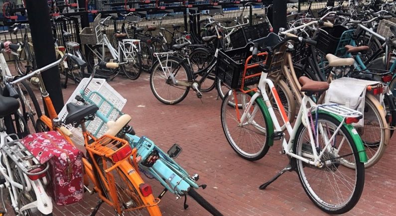 Actie rond verkeerd geparkeerde fietsen bij station