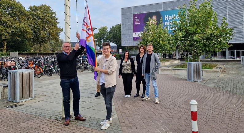 Vlag gehesen bij Nieuwe Veste op coming out day