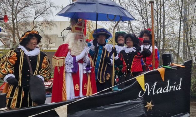 Sinterklaas en Pieten krijgen warm welkom in regenachtig Coevorden (met foto’s en filmpjes)