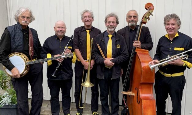 Storyville Jassband treedt op in Oosterhesselen