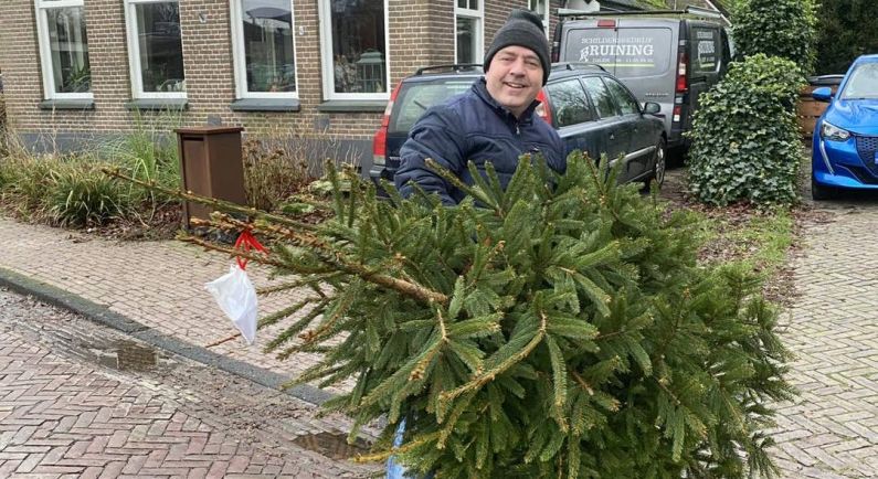 Kerstbomenactie Turfrunners levert 500 euro op.