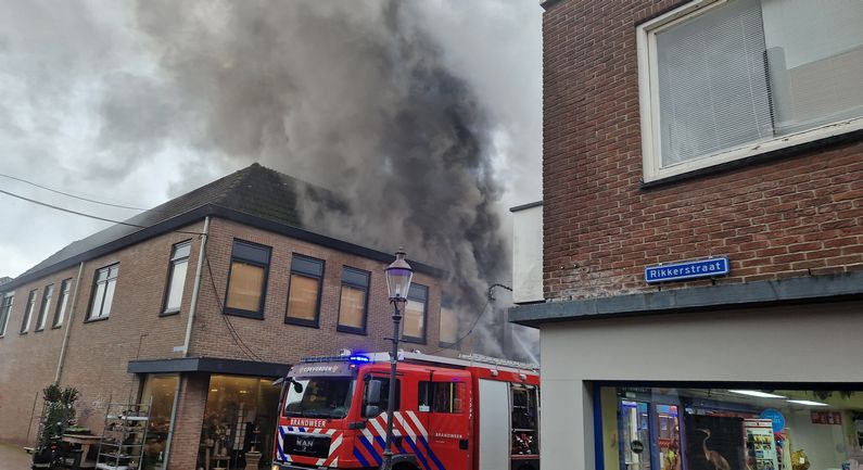 Grote brand in Friesestraat (met foto’s en filmpje)