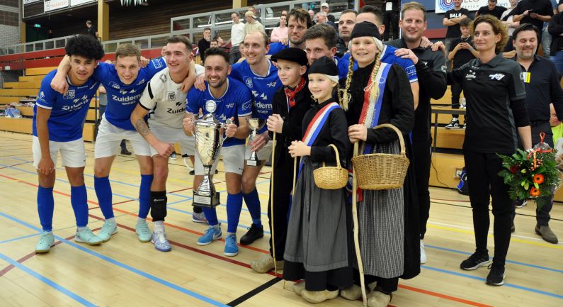 Hoogeveen zondag wint Protos Weering Zaalvoetbaltoernooi