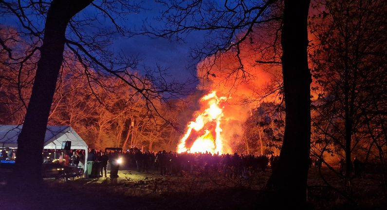 Enorme drukte bij paasvuur Dalen