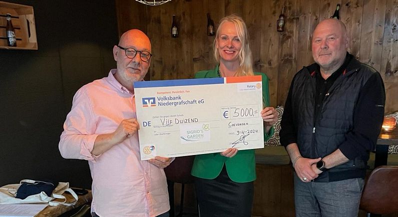 Rotaryclub Uelsen-Coevorden reikt forse cheques uit