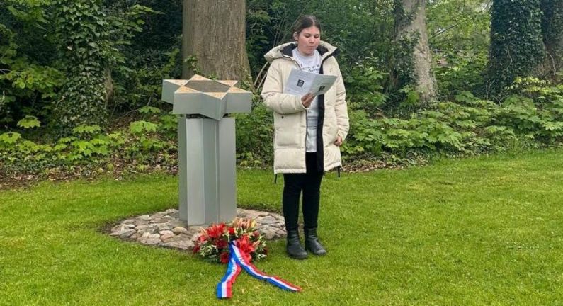 Overdracht monument in Sleen