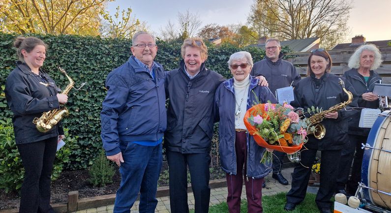 Echtpaar Hooge krijgt serenade van Volharding