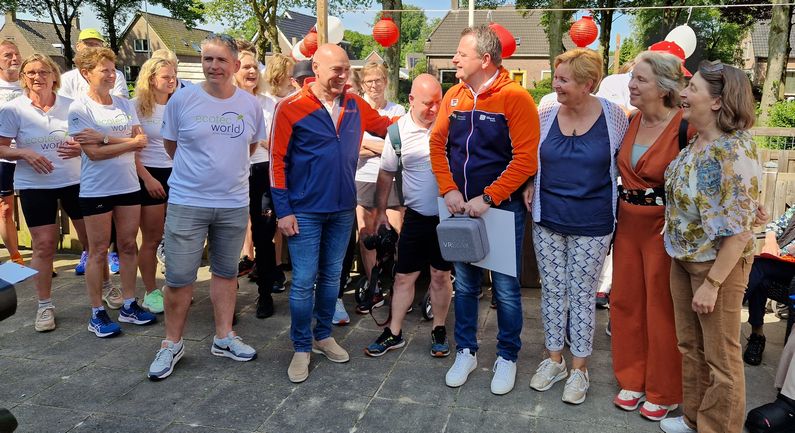 Teams Roparun worden feestelijk ontvangen in Coevorden en Dalen