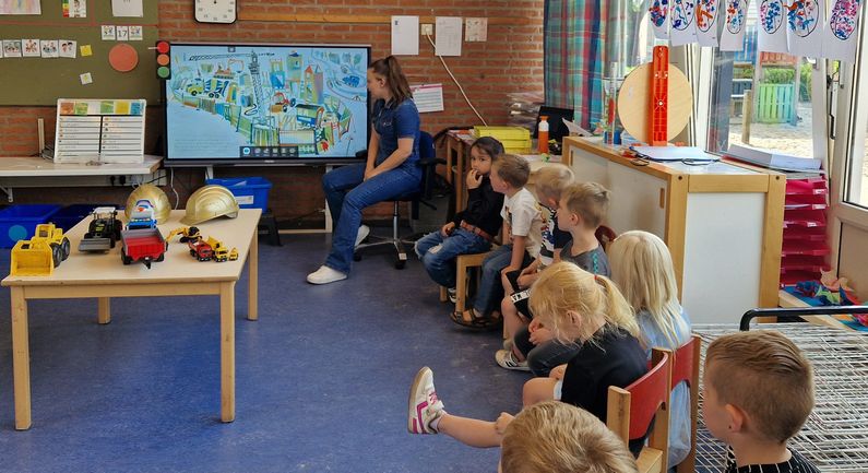 Kleuters van scholen Fiers krijgen prentenboek