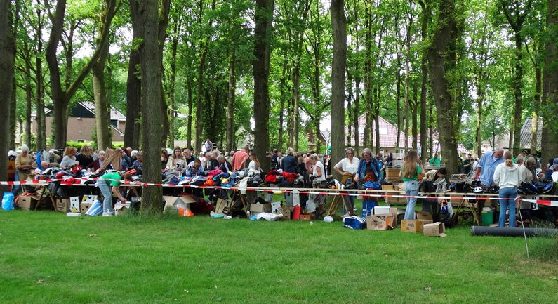 Drukte op rommelmarkt Crescendo