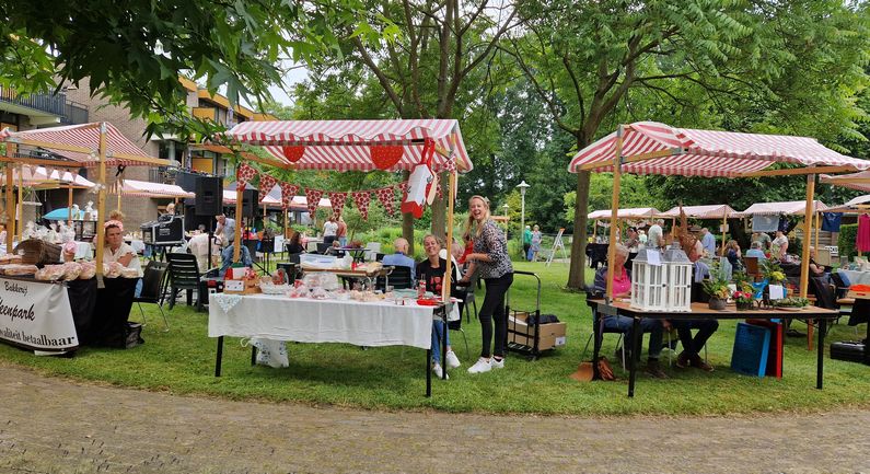 Gezelligheid op zomerfair St. Franciscus