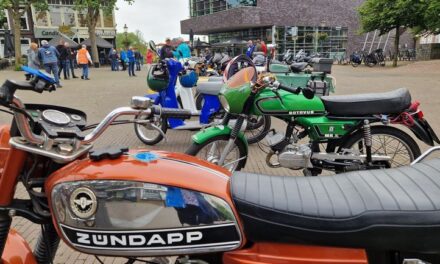 Deelnemers bromfietsoldtimertocht van start