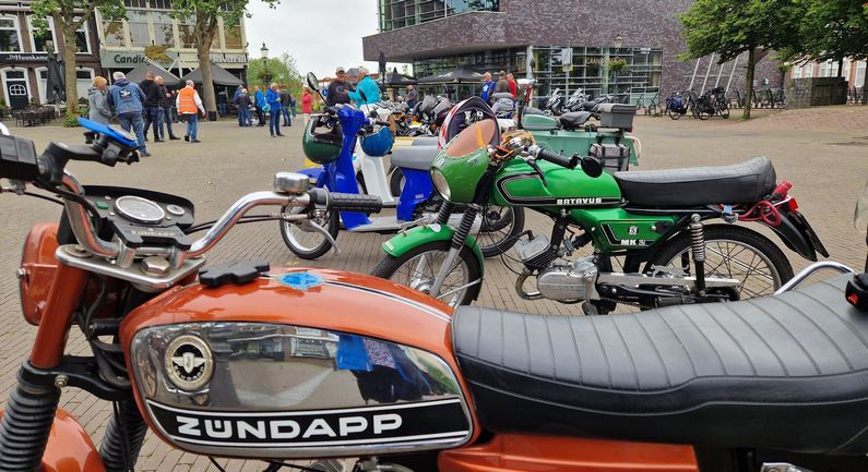 Deelnemers bromfietsoldtimertocht van start