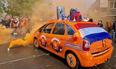 Oranjefans vieren feestje op de Markt