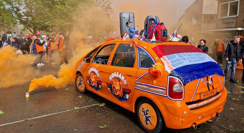 Oranjefans vieren feestje op de Markt