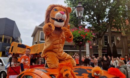 Oranjefeest: wat een saamhorigheid en gezelligheid (met veel foto’s en filmpjes)