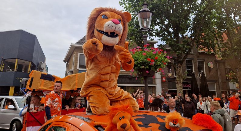 Oranjefeest: wat een saamhorigheid en gezelligheid (met veel foto’s en filmpjes)