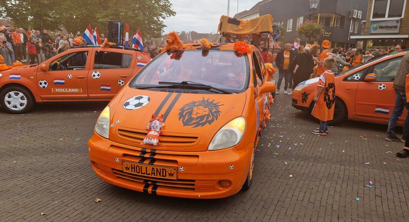 Oranje auto’s in de startblokken