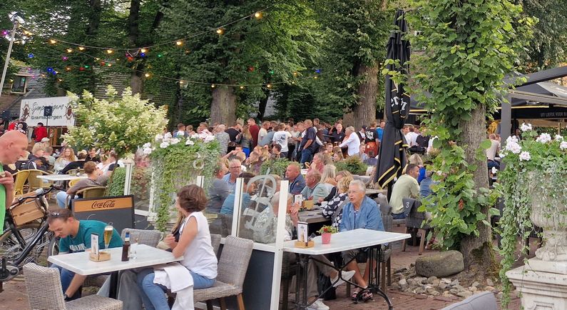 Drukte op terrassen op eerste zomeravondmarkt Dalen