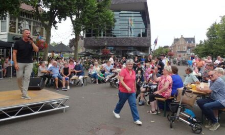 Publiek geniet van artiestenfestival vanaf groot terras