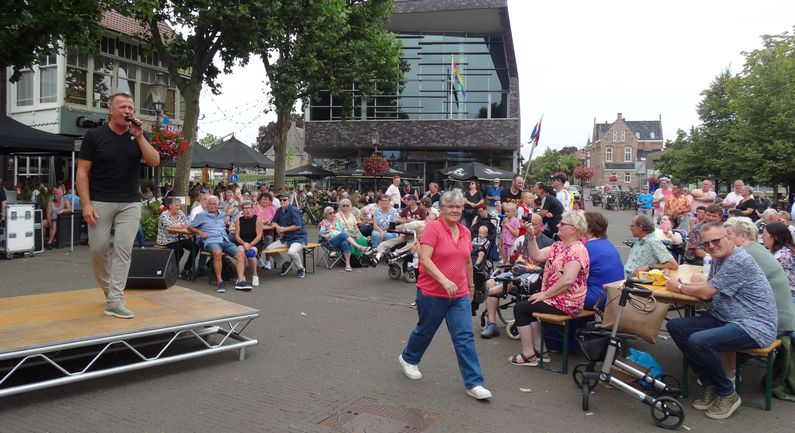 Publiek geniet van artiestenfestival vanaf groot terras