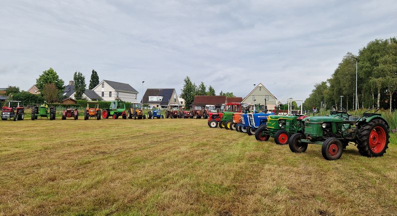 Oldtimertoertocht tractoren gestart (met filmpje)