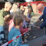 Vernieuwd en groen schoolplein De Marke geopend