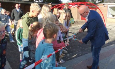 Vernieuwd en groen schoolplein De Marke geopend