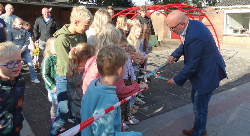 Vernieuwd en groen schoolplein De Marke geopend