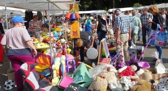 Rommelmarkt en bazaar bij Dorpskerk Sleen