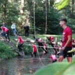 Deelnemers Wildman Run bedwingen vele hindernissen