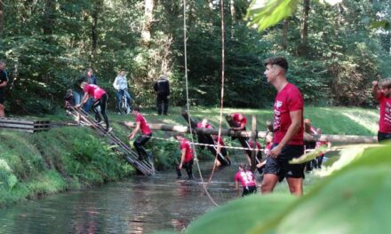 Deelnemers Wildman Run bedwingen vele hindernissen