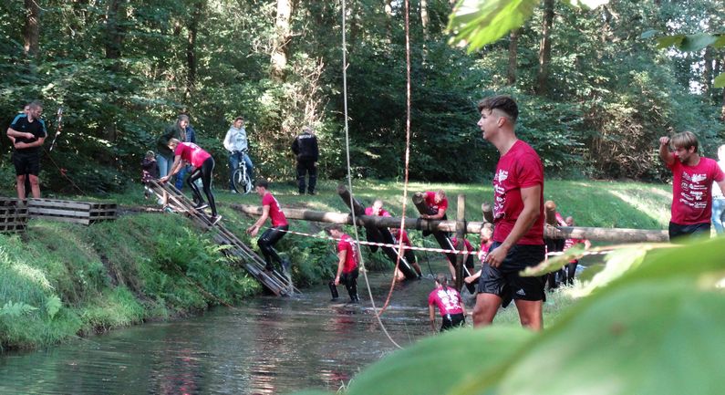 Deelnemers Wildman Run bedwingen vele hindernissen