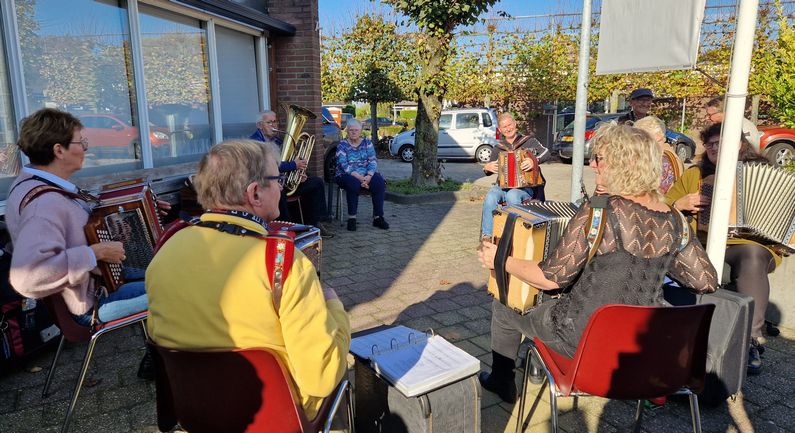 Plezier op accordeondag Geesbrug