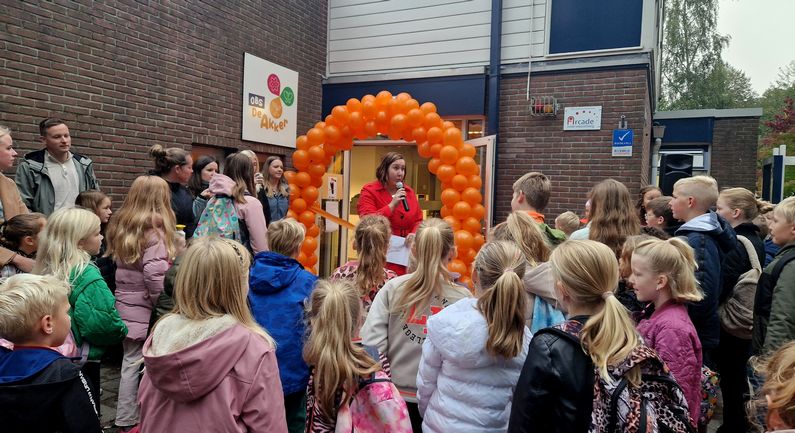 Basisschool De Akker opent Kinderboekenweek én de Bibliotheek op School