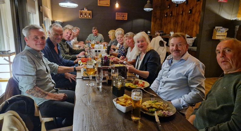 Reünisten Panta Rheischool praten bij