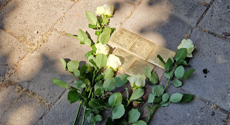 Onthulling twaalf nieuwe Stolpersteine