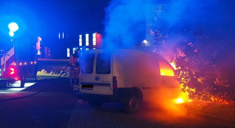 Brand verwoest bestelauto