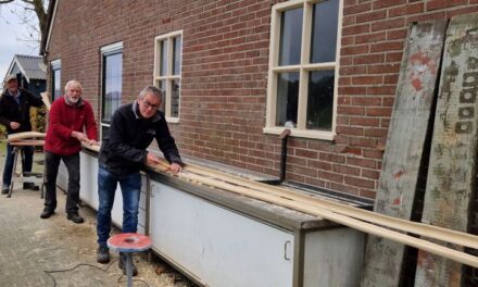 Klaas, Albert en Gienus druk bezig met het maken van de langste midwinterhoorn van Drenthe