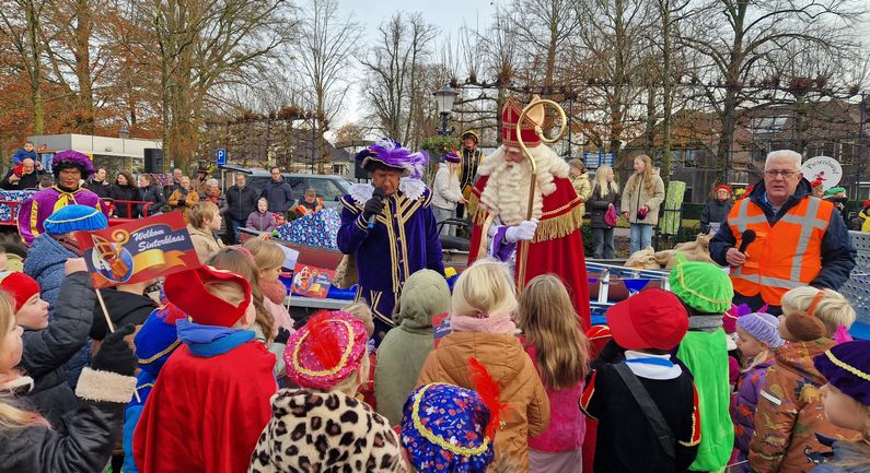 Sinterklaas liet op zich wachten, maar kwam toch aan in Dalen