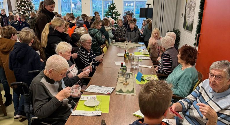 Kinderen BWB-school bezorgen kerstpost bij Selkersgoorn