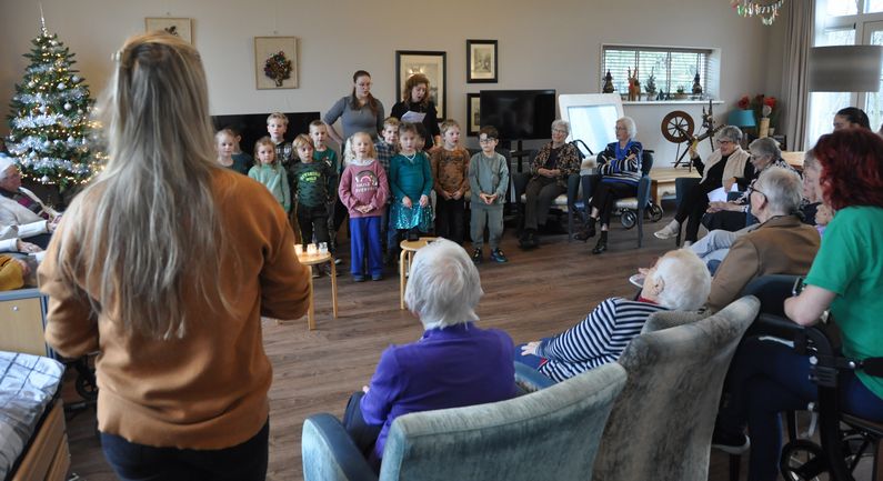 Leerlingen Picardtschool verrassen bewoners Drostenhuis