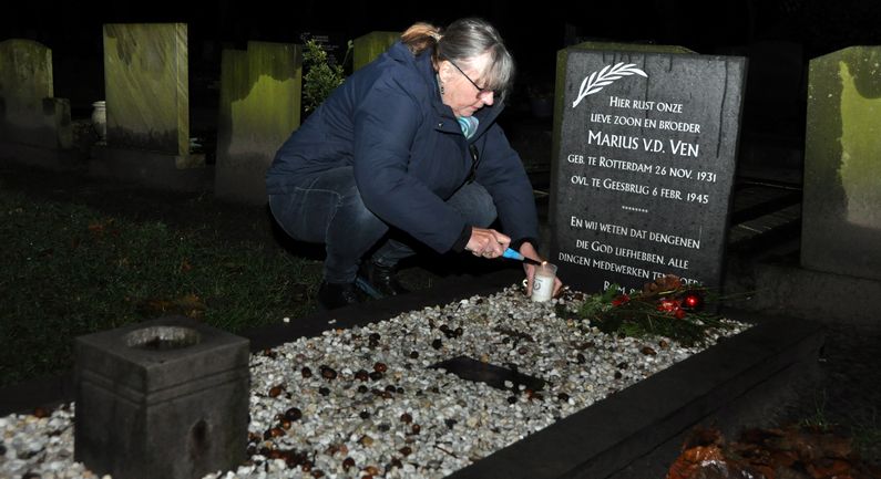 Lichtjes geplaatst op oorlogsgraven Geesbrug