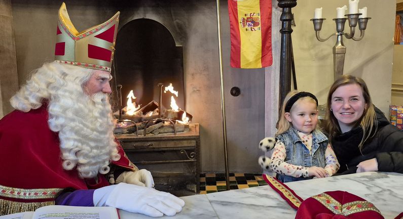 Honderden kinderen waren op bezoek bij Sint en Pieten (met foto’s en filmpjes)