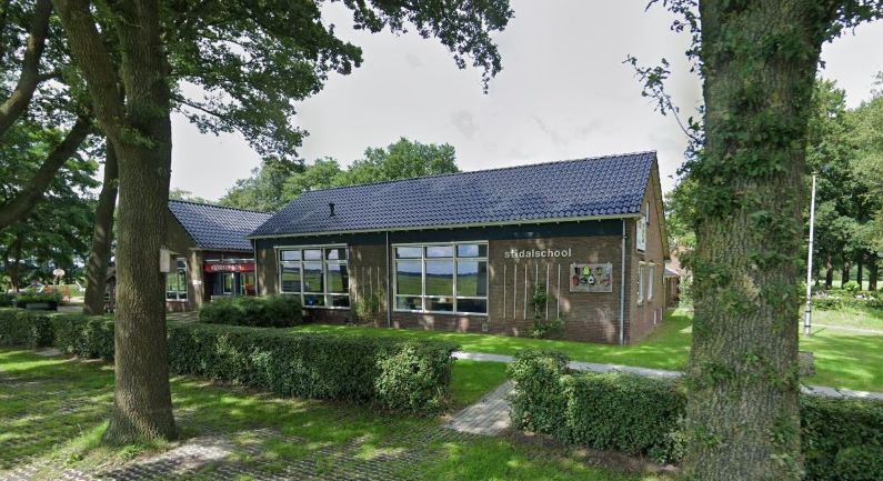 Leerlingen Stidalschool in korte broek naar school voor KiKa