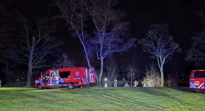 Auto te water in park bij Churchilllaan